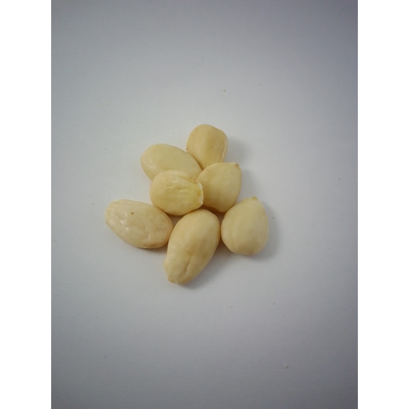 Almendra repelada cruda